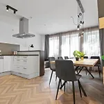 Flatista Homes - Central Station - 4 Br